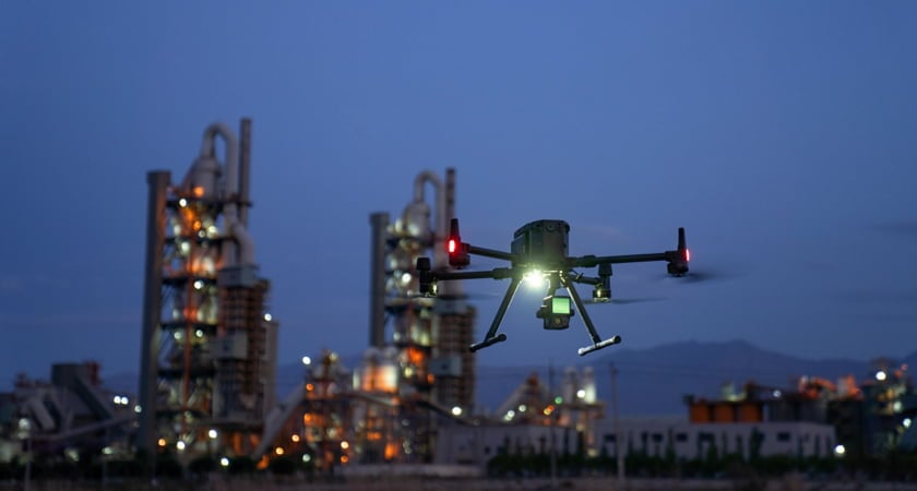 dron dji matrice 300 rtk wyposażony w skaner lidar zenmse L1 z wbudowaną kamerą rgb