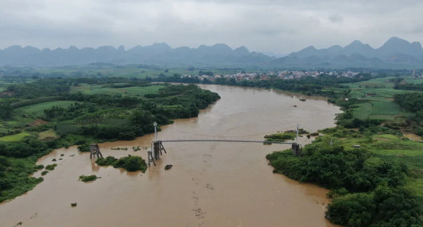wiszący most rurociągowy pipechina w luizhou, chiny