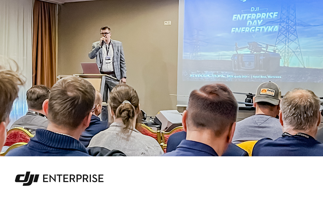 Prelegent na wydarzeniu DJI Enterprise Day Energetyka, poniżej biały pasek z napisem DJI Enterprise.