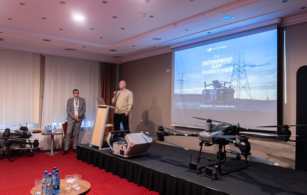 Dron i prelegent na podwyższeniu podczas wystąpienia na DJI Enterprise Day Energetyka.