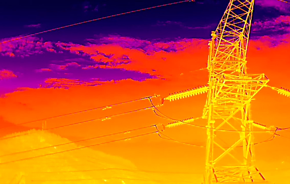 Obraz linii energetycznych z kamery termowizyjnej.